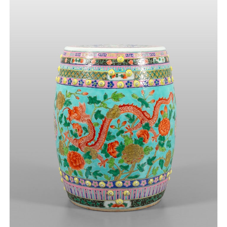 Sgabello in porcellana decorato in policromia con: Sgabello in porcellana decorato in policromia con draghi e peonie, Cina metà sec.XX diam.cm.30xh.36