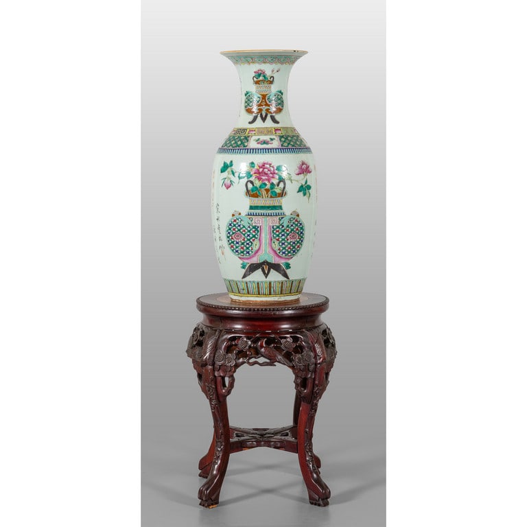 Vaso in porcellana, famiglia Rosa, decorato a (1 of 3)