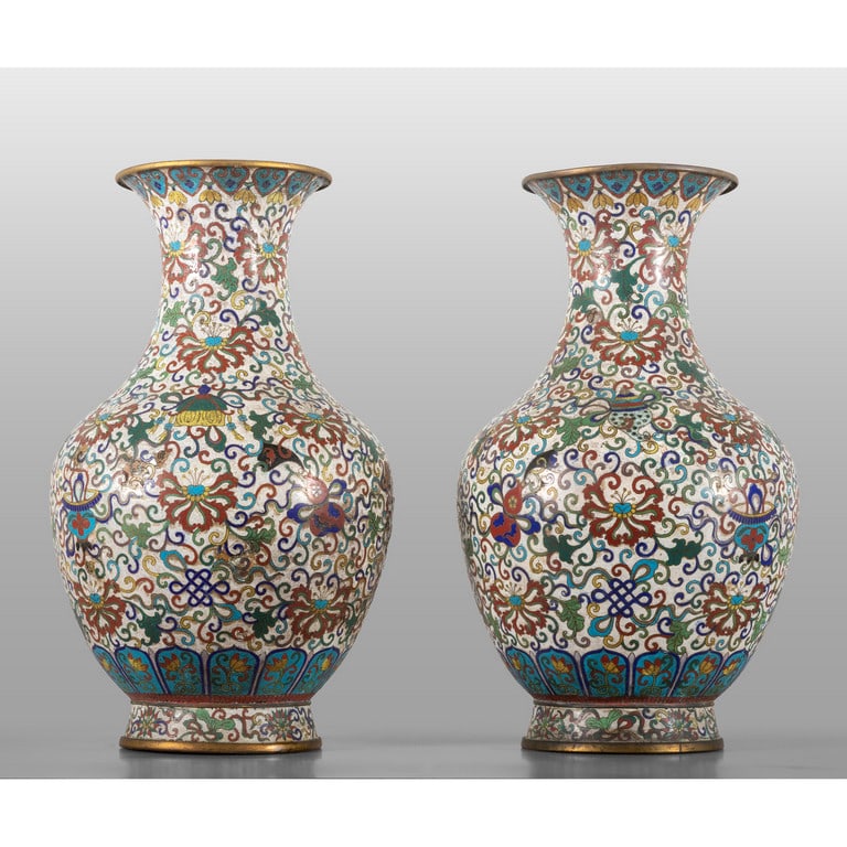 Coppia di grandi vasi cloisonnés in bronzo e: Coppia di grandi vasi cloisonnés in bronzo e smalti policromi, Cina sec.XIX diam.cm.40xh.68, piccoli difetti