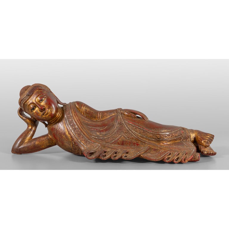 Buddha che riposa "asana", scultura in legno: Buddha che riposa "asana", scultura in legno dorato e laccato con applicazioni vitree, sec.XVIII/XIX cm.87x33