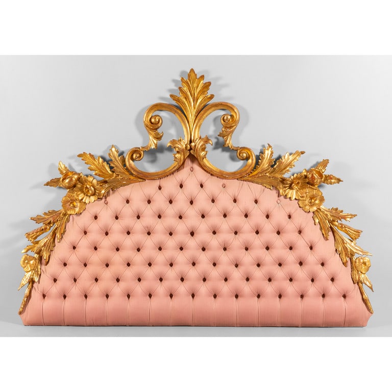Testata da letto matrimoniale imbottita con: Testata da letto matrimoniale imbottita con cornice in legno intagliato e dorato a motivi floreali, sec.XIX cm. 180x133