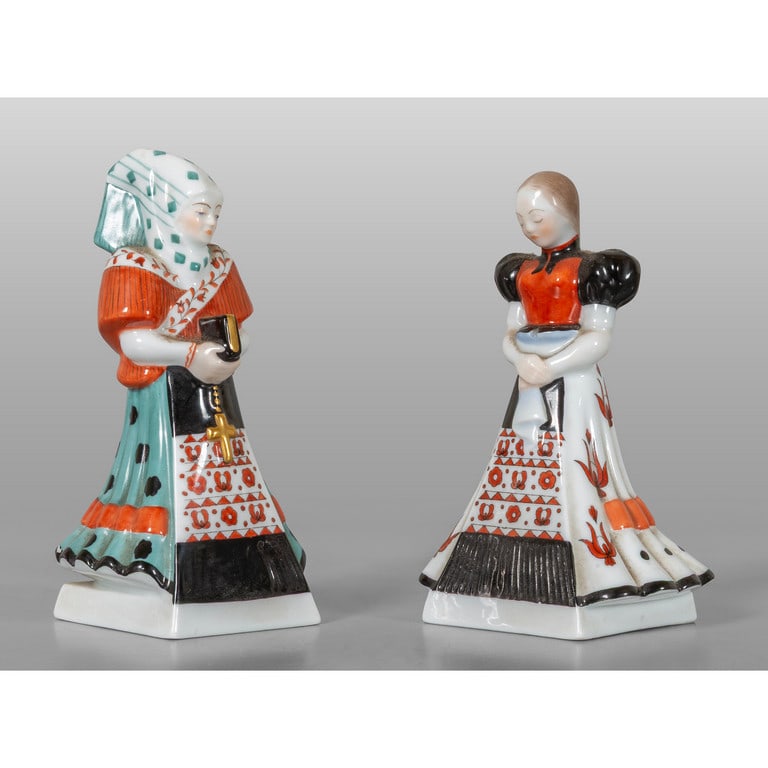Coppia di figurine femminili in porcellana, (1 of 2)