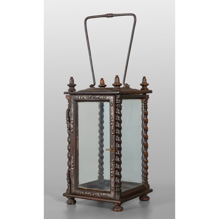 Lanterna in legno intagliato con guarniture in (1 of 1)