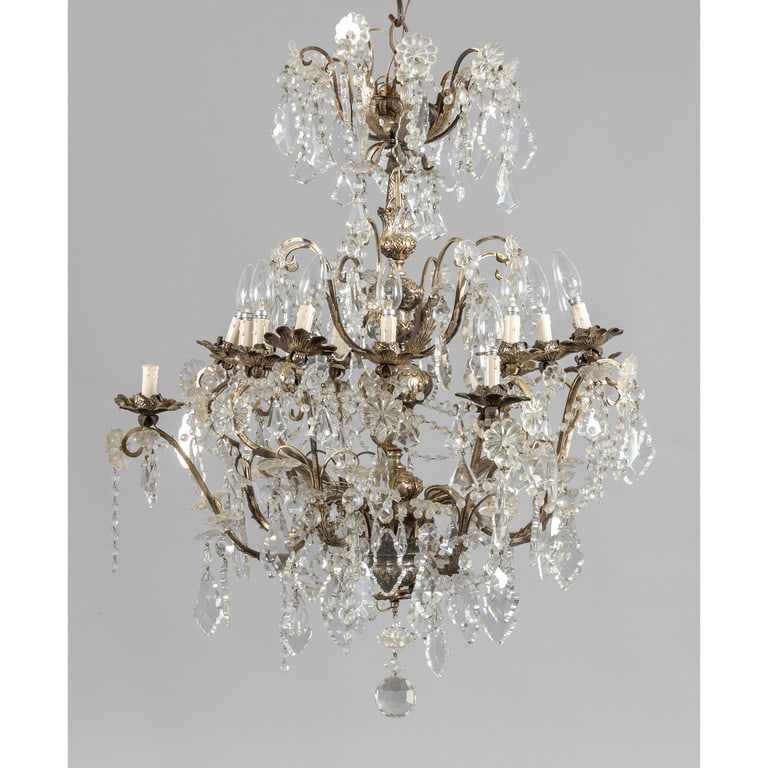 Lampadario a dodici luci in rame argentato, ricca: Lampadario a dodici luci in rame argentato, ricca decorazione in cristalli, I metà sec.XX diam.cm.80 x h.cm.100