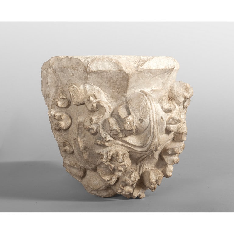 Frammento gotico in pietra d'Istria,: Frammento gotico in pietra d'Istria, sec.XIV h.cm.22