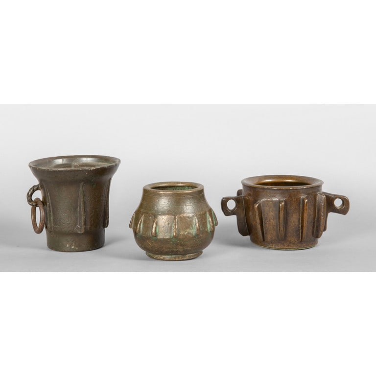 Tre mortai in bronzo a patina scura, (1 of 2)