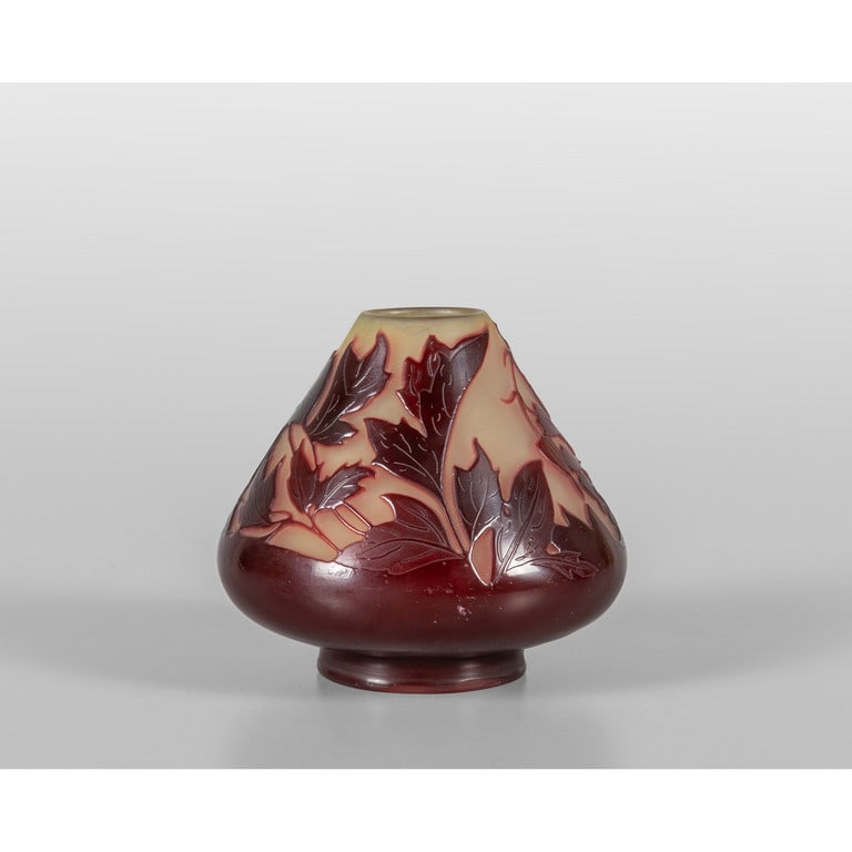 Vaso lavorato all'acido nei toni del viola a: Vaso lavorato all'acido nei toni del viola a forma di cono rovesciato, f.to Gallé h.cm.10