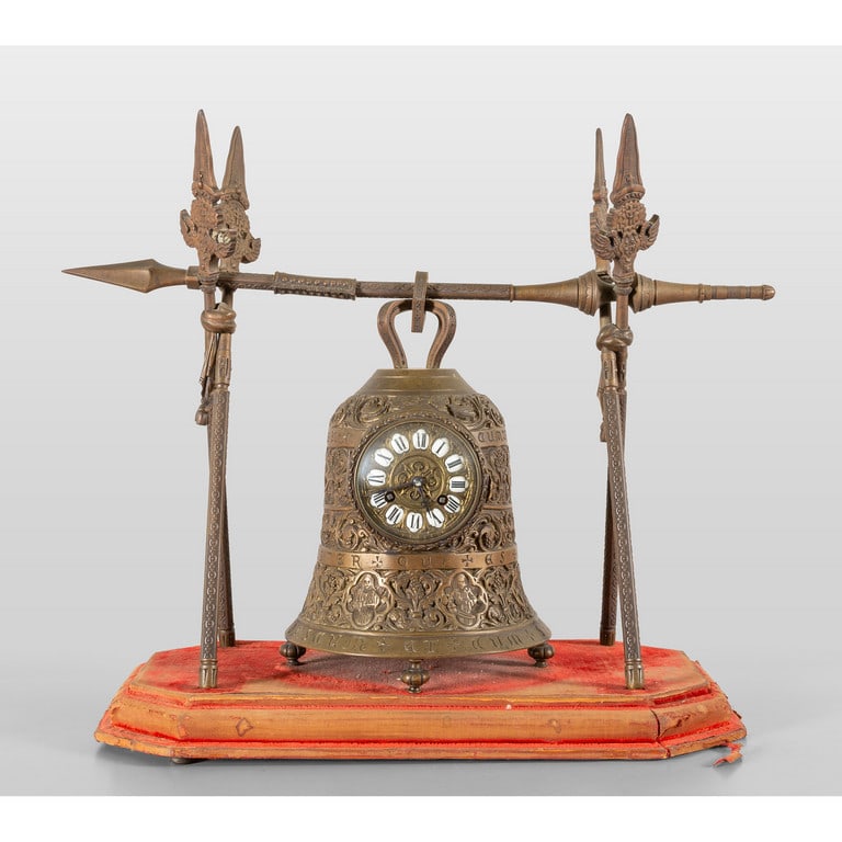 Orologio in bronzo raffigurante campana con: Orologio in bronzo raffigurante campana con trofei di armi, sec.XIX cm. 60x47