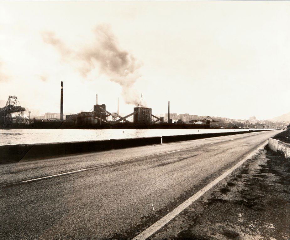 GABRIELE BASILICO (1944-2013): GABRIELE BASILICO (1944-2013) Bilbao 1993 stampa ai sali d'argento ¿ vintage - montate su alluminio 100x120 cm da negativo 6x7 fotografia donata da Gabriele Basilico al collezionista autentica su fot