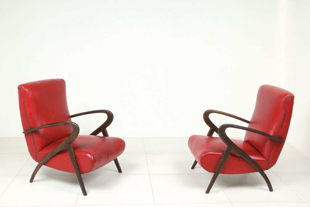 DUE POLTRONE, anni '50. Legno di faggio, : DUE POLTRONE, anni '50. Legno di faggio, imbottitura rivestita in skai. Altezza cm 83, larghezza 60, profondità 67.