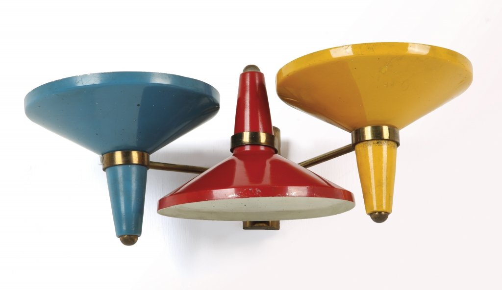 UNA LAMPADA A PARETE, anni '50. Ottone, : UNA LAMPADA A PARETE, anni '50. Ottone, alluminio laccato. Altezza cm 13, larghezza 38, profondità 19.