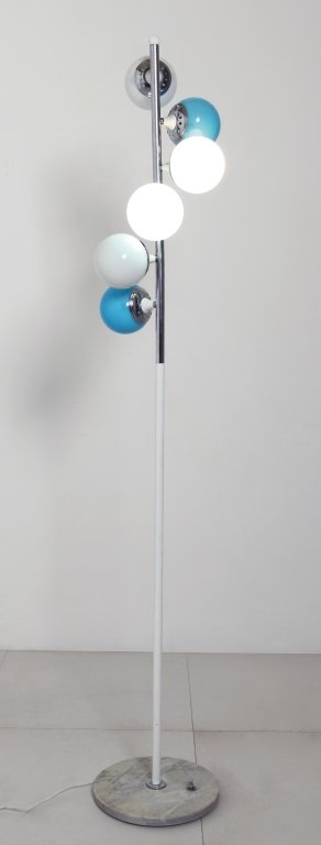 UNA LAMPADA DA TERRA, anni '50. Marmo, ferro : UNA LAMPADA DA TERRA, anni '50. Marmo, ferro verniciato, ottone cromato, alluminio laccato, vetro incamiciato. Altezza cm 175.