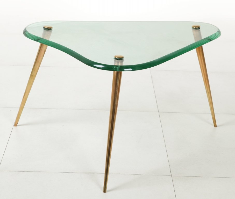UN TAVOLINO, anni '50. Ottone, cristallo : UN TAVOLINO, anni '50. Ottone, cristallo molato. Cm 43 (h) x 75 x 58.