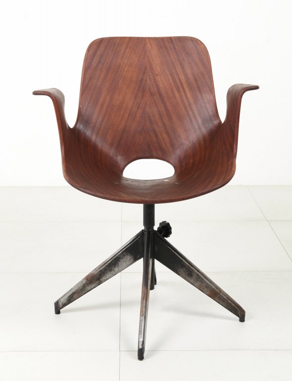 VITTORIO NOBILI Una poltroncina girevole: VITTORIO NOBILI Una poltroncina girevole "Medea” per FRATELLI TAGLIABUE, anni '50. Ferro verniciato, compensato curvato di palissandro. Marcata "Medea modello depositato”. Altezza cm 81, larghezza