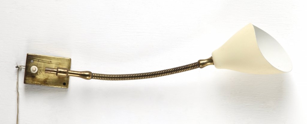 GINO SARFATTI Due lampade a parete per: GINO SARFATTI Due lampade a parete per ARTELUCE, circa 1950 Ottone, alluminio laccato. Lunghezza cm 45. Letteratura (modelli analoghi): Marco Romanelli, Sandra Severi, Gino Sarfatti opere scelte 1938-