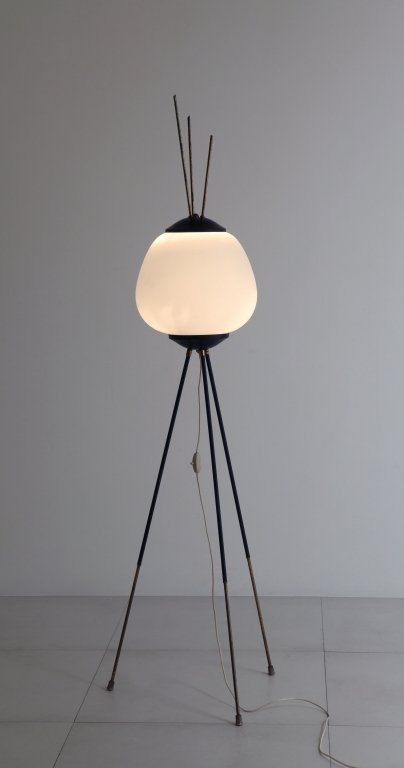 UNA LAMPADA DA TERRA, anni '50. Ferro : UNA LAMPADA DA TERRA, anni '50. Ferro verniciato, ottone, alluminio laccato, vetro opalino satinato. Altezza cm 147.