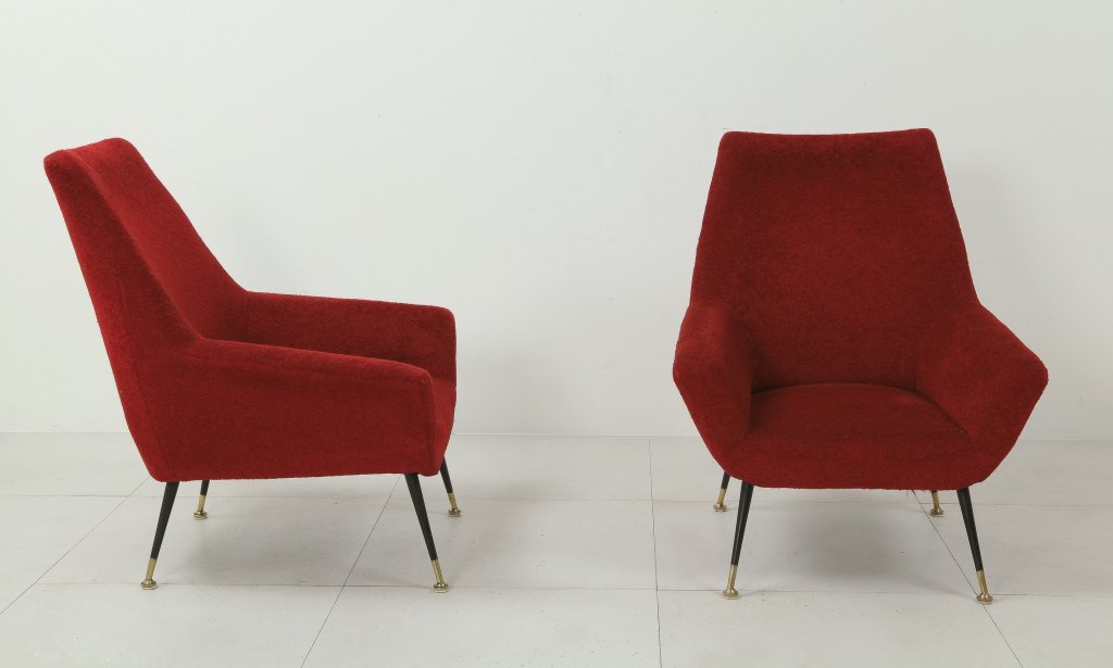 DUE POLTRONE, anni '60. Struttura in legno, : DUE POLTRONE, anni '60. Struttura in legno, gambe di ottone, imbottitura rivestita in tessuto. Altezza cm 84, larghezza 68, profondità 75.