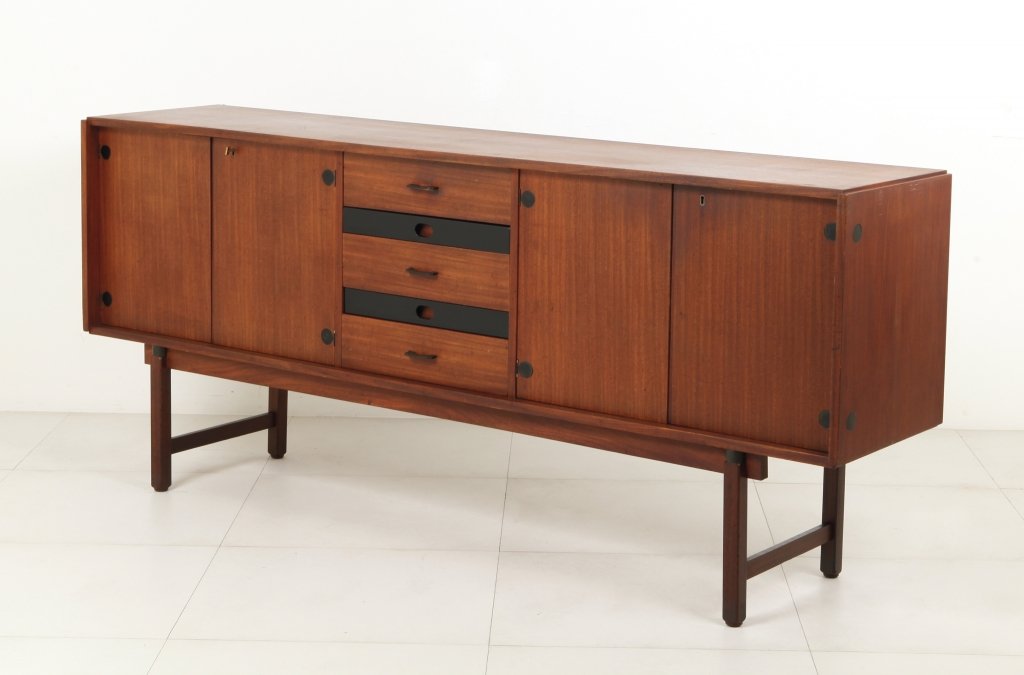 UNA CREDENZA, anni '60. Legno di teak : UNA CREDENZA, anni '60. Legno di teak naturale e laccato, ottone verniciato. Cm 87(h) x 200 x 45.