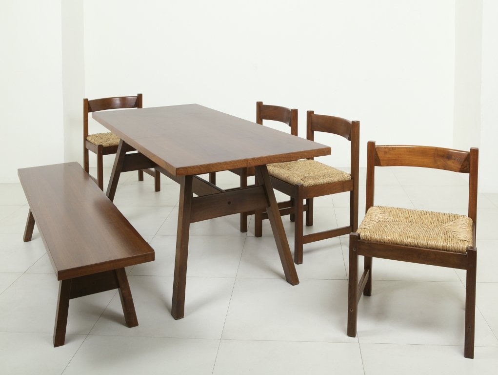GIOVANNI MICHELUCCI Un tavolo, una panca e : GIOVANNI MICHELUCCI Un tavolo, una panca e quattro sedie della serie "Torbecchia” per POLTRONOVA, 1965. Legno di noce massiccio, paglia intrecciata. Tavolo: cm 73(h) x 184 x 80; panca: cm 40(h) x 18