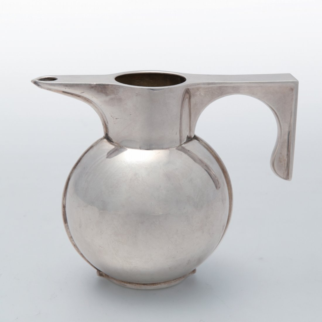 FRANCO ALBINI, FRANCA HELG Una lattiera di un : FRANCO ALBINI, FRANCA HELG Una lattiera di un sevizio da tè e caffè per ARGENTERIE SAN LORENZO, Milano, 1972. Argento 925. Marcata con 5 punzoni: 1) Simbolo grafico del produttore 2) ¿ah¿ (marchio