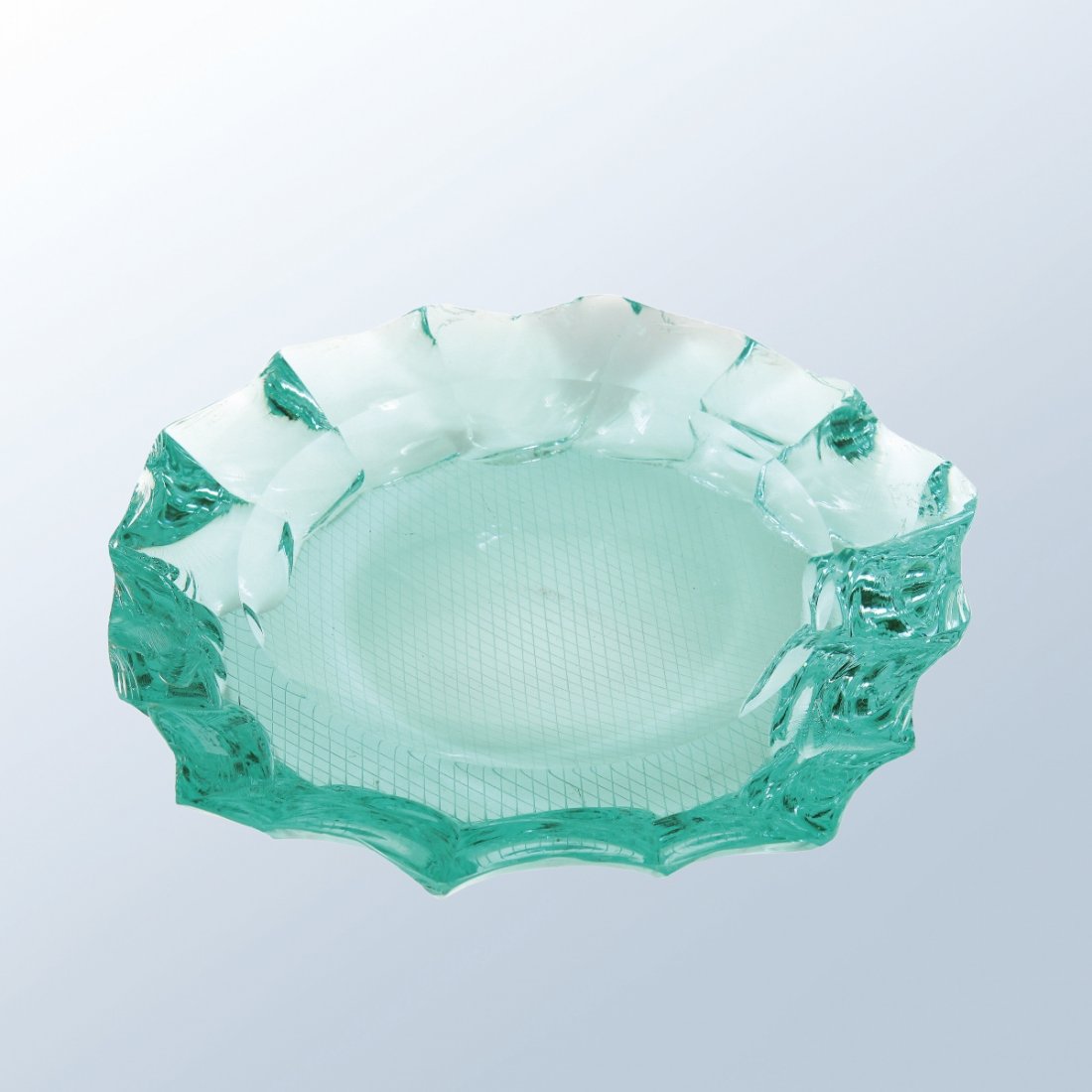 PIETRO CHIESA Un posacenere per FONTANA ARTE, : PIETRO CHIESA Un posacenere per FONTANA ARTE, circa 1940. Cristallo di forte spessore scavato e molato, fondo retinato, marcato ¿FX¿. Altezza cm 4, diametro cm 23. Lettearura: Domus 149 (maggio 1940