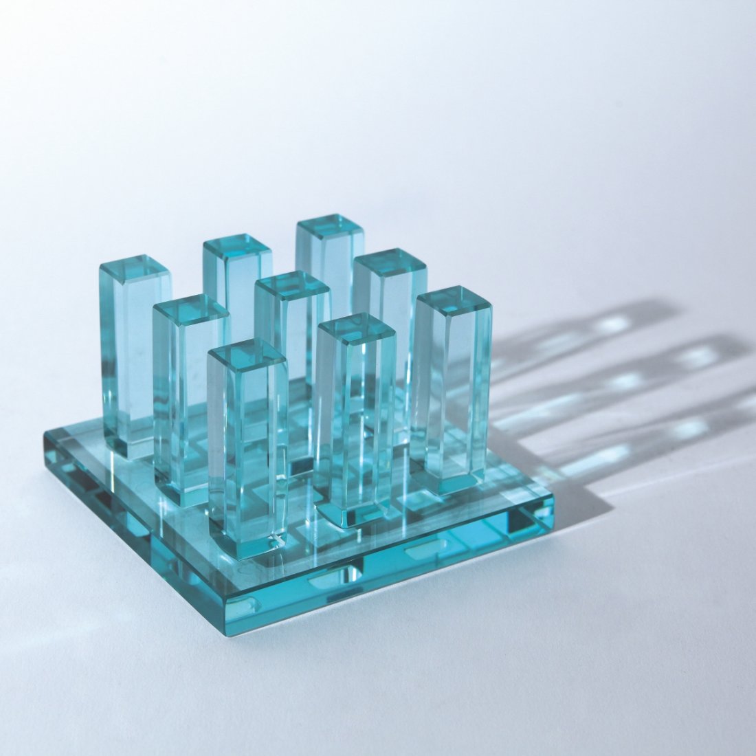 ETTORE SOTTSASS Un portabiglietti ¿2679¿ per: ETTORE SOTTSASS Un portabiglietti ¿2679¿ per FONTANA ARTE, 1983. Lastre di cristallo molate e accoppiate con sigillanti neutri. Cm 8 (h) x 12 x 12. Letteratura: Catalogo ¿Gli oggetti di Fontana Art