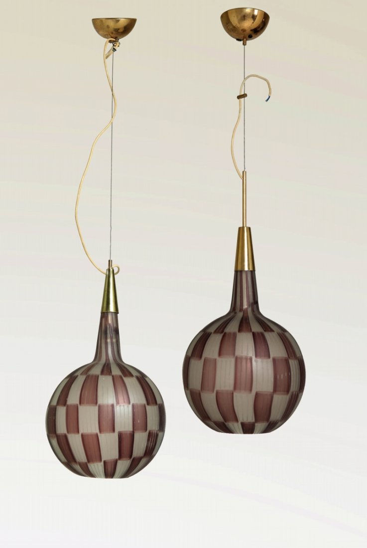 TEA MOROSATI Due lampade a sospensione per: TEA MOROSATI Due lampade a sospensione per STILNOVO, circa 1964. Ottone, vetro soffiato di BAROVIER & TOSO, trattato all¿acido. Altezza degli apparecchi cm 54. Letteratura: Roberto Aloi, L¿arredamen