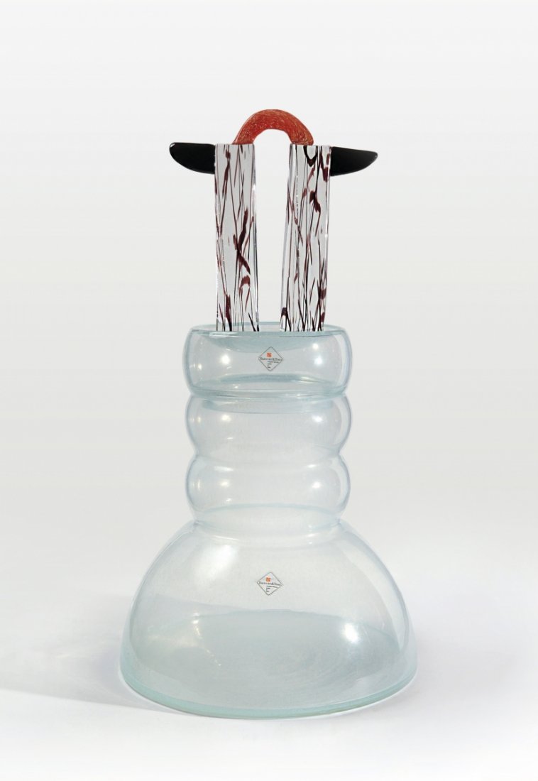NOTI MASSARI, RENATO TOSO Un vaso- scultura : NOTI MASSARI, RENATO TOSO Un vaso- scultura ¿Kafka¿ per BAROVIER & TOSO, 1991. Firmato a punta di diamante ¿Barovier & Toso Murano¿¿. Altezza cm 66. Accompagnato da documentazione cartacea della