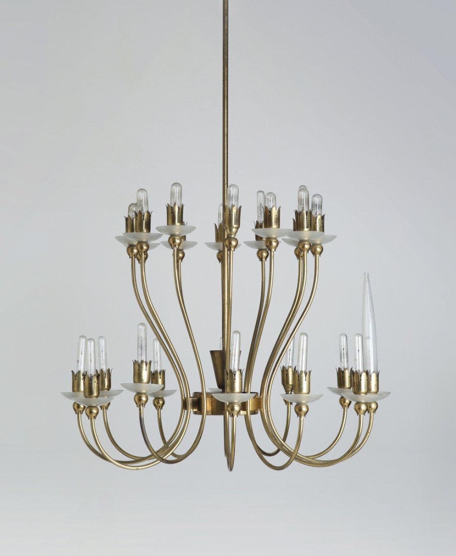 ANGELO LELII Un lampadario ¿12423¿ per: ANGELO LELII Un lampadario ¿12423¿ per ARREDOLUCE, 1954. Ottone, vetro satinato. Altezza cm 130, diametro cm 75. Tutti i tubi diffusori sono mancanti. Letteratura: Domus 291 (febbraio 1954), pubblic