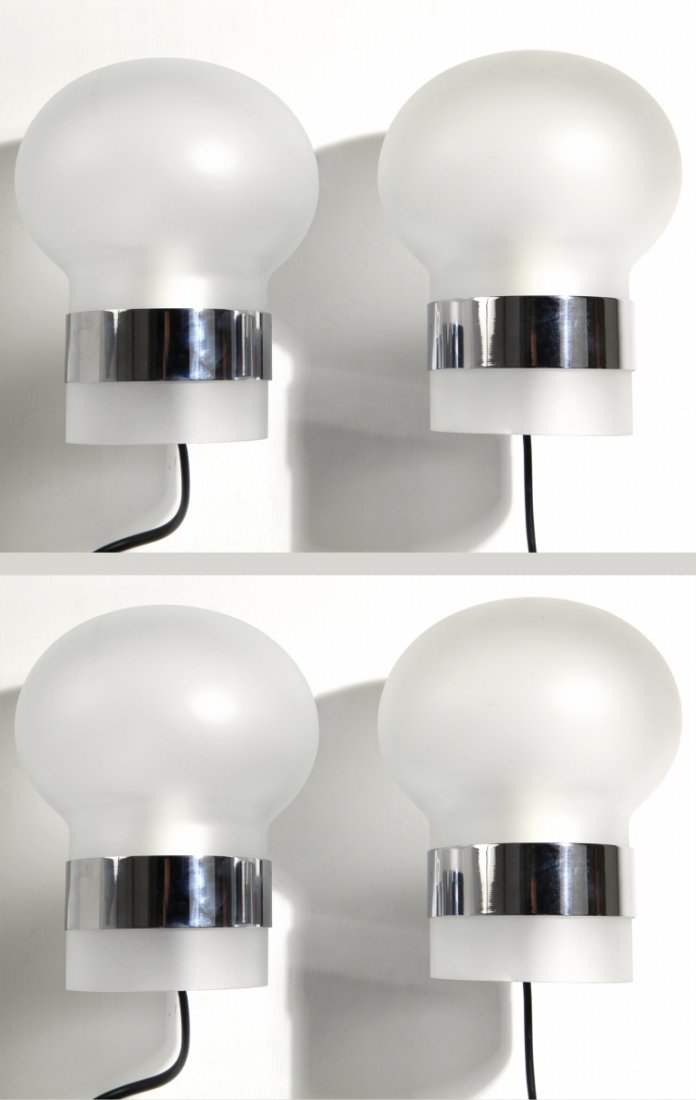 FONTANA ARTE Quattro lampade a parete ¿: FONTANA ARTE Quattro lampade a parete ¿ 2404¿, circa 1966. Ottone cromato, vetro satinato. Altezza cm 26, larghezza 20, profondità 24. Letteratura: Quaderni Fontana Art 8 (1966), p. 20; Quaderni Fo