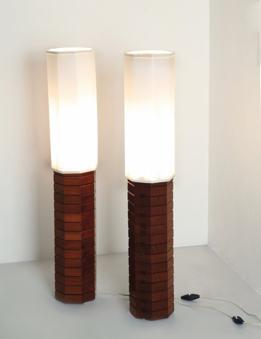 ICO PARISI Due lampade ¿Antares¿ per: ICO PARISI Due lampade ¿Antares¿ per STILDOMUS, circa 1960. Legno di teak, seta giapponese plastificata. Marca impressa ¿Stildomus¿. Altezza cm 105. Provenienza: Hotel Lorena, Grosseto. Letteratur