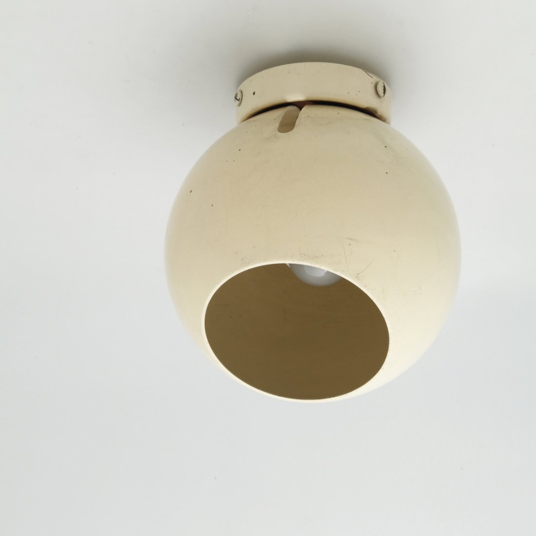 GINO SARFATTI Una lampada a plafone ¿586 S¿, : GINO SARFATTI Una lampada a plafone ¿586 S¿, 1962. Alluminio laccato. Diametro diffusore cm 20. Letteratura: Catalogo Arteluce 1972, p. 27; Marco Romanelli, Sandra Severi, Gino Sarfatti Opere Scelte