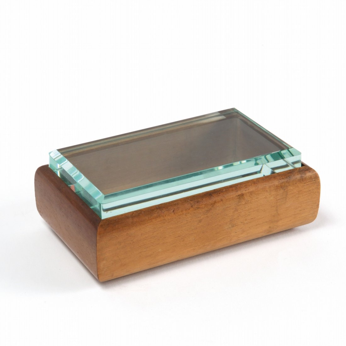 PIETRO CHIESA Una scatola per FONTANA ARTE, : PIETRO CHIESA Una scatola per FONTANA ARTE, circa 1938. Legno di noce, cristallo molato. Cm 6 (h) x 15 x 9. A lidded box manufactured by FONTANA ARTE, circa 1938. Walnut wood and bevelled crystal. 2.3