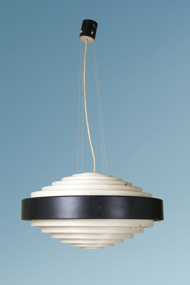 STILNOVO Una lampada a sospensione, anni ¿60. : STILNOVO Una lampada a sospensione, anni ¿60. Metallo laccato. Altezza diffusore cm 25, diametro cm 48. A hanging lamp, 1960¿s. Lacquered steel with lacquered aluminum band. Height 9.8, diameter 18.