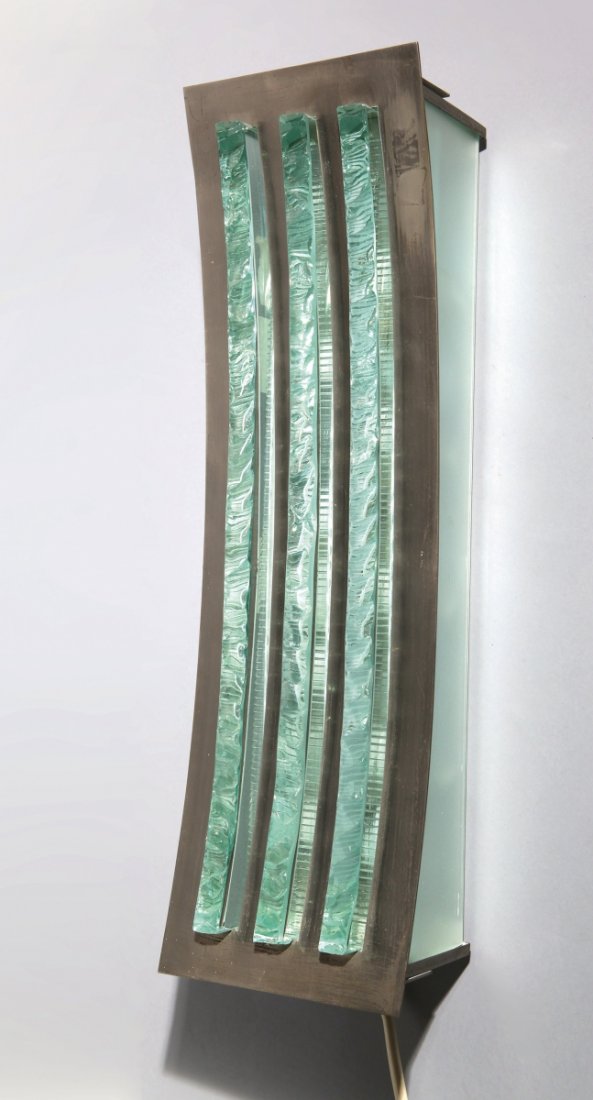 MAX INGRAND Una lampada a parete ¿2082¿ per: MAX INGRAND Una lampada a parete ¿2082¿ per FONTANA ARTE, circa 1961. Ottone nichelato, vetri laterali satinati, cristalli con bordo strappato. Altezza cm 54, larghezza 16,5, profondità 13. Lettera