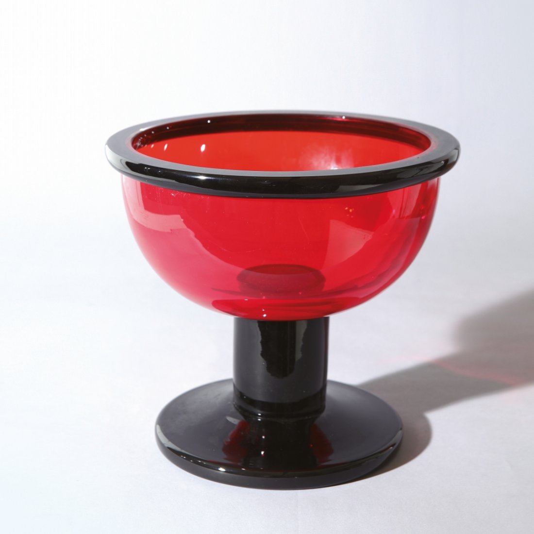 ETTORE SOTTSASS Una coppa ¿Schiavona¿, : ETTORE SOTTSASS Una coppa ¿Schiavona¿, esecuzione VISTOSI, 1974 (edizione llimitata 250 copie). Marca incisa ¿E Sottsass 203/250 Vistosi¿. Altezza cm 20, diametro cm 22. Letteratura: Marino Barovi