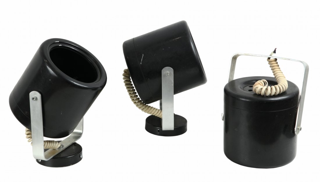 GINO SARFATTI Tre lampade a parete ¿142¿ per: GINO SARFATTI Tre lampade a parete ¿142¿ per ARTELUCE, 1958. Alluminio laccato e naturale. Altezza cm 18, larghezza 18, profondità 20. Un attacco a parete è stato perso. Letteratura: Domus 414 (ma