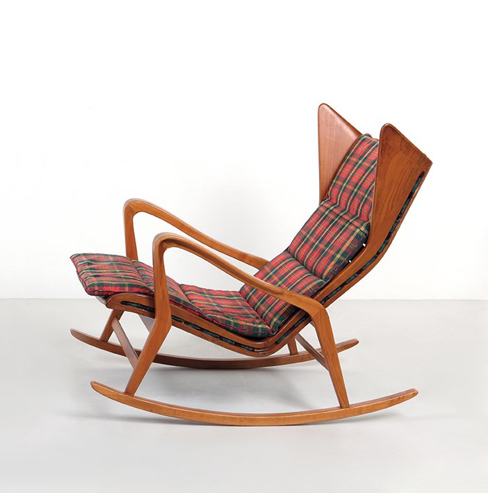 UFFICIO TECNICO CASSINA Una poltrona a: UFFICIO TECNICO CASSINA Una poltrona a dondolo ¿572¿, circa 1955. Legno di ciliegio, cuscino nastri elastici. Altezza cm 97, larghezza 65, profondità 100. Letteratura: Pier Carlo Santini, Gli anni 