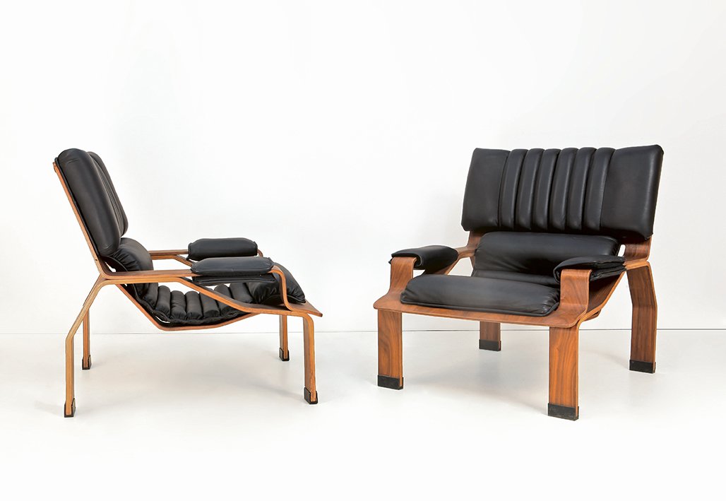 JOE COLOMBO Due poltrone ¿Superleggera¿ per: JOE COLOMBO Due poltrone ¿Superleggera¿ per COMFORT, 1964. Compensato curvato, imbottitura rivestita in skai. Altezza cm 82, larghezza 74, profondità 76. Letteratura: Domus 424 (marzo 1965), pubbli