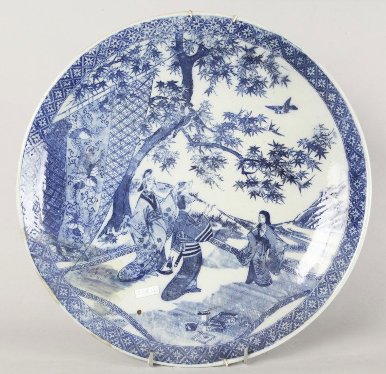 Grande piatto in porcellana bianca e blu decorato: Grande piatto in porcellana bianca e blu decorato con tre figure in un paesaggio, Cina sec.XX diam.cm.46