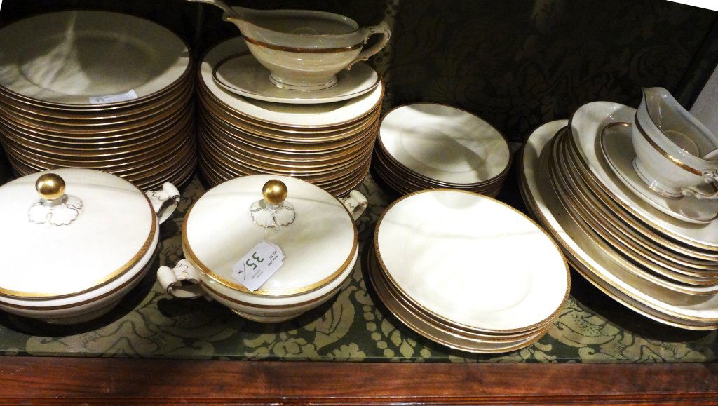 Servizio di piatti in porcellana Heinrich beige e: Servizio di piatti in porcellana Heinrich beige e oro ( 63 piani, 25 fondi, 24 frutta, 2 zuppiere grandi, 2 zuppiere piccole, 2 salsiere, 8 da portata ovali, 2 da portata rotondi)