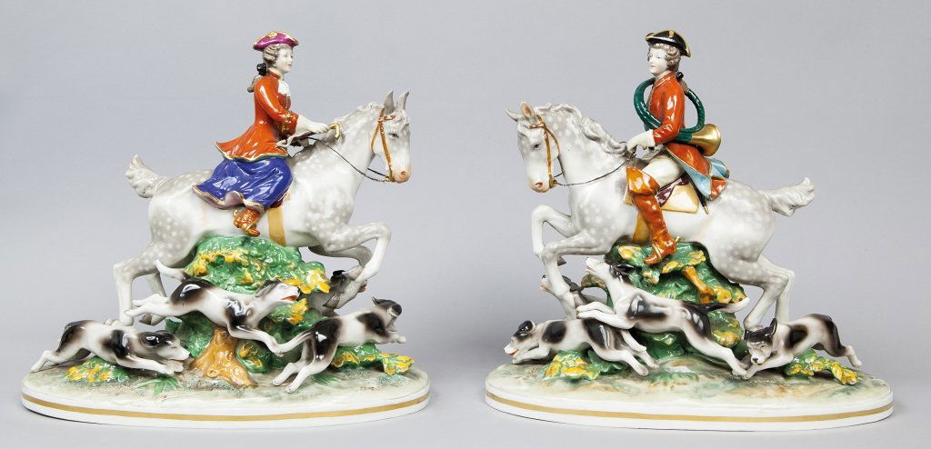 Dama e cavaliere con cani, coppia di grandi: Dama e cavaliere con cani, coppia di grandi gruppi in porcellana policroma cm. 34x30