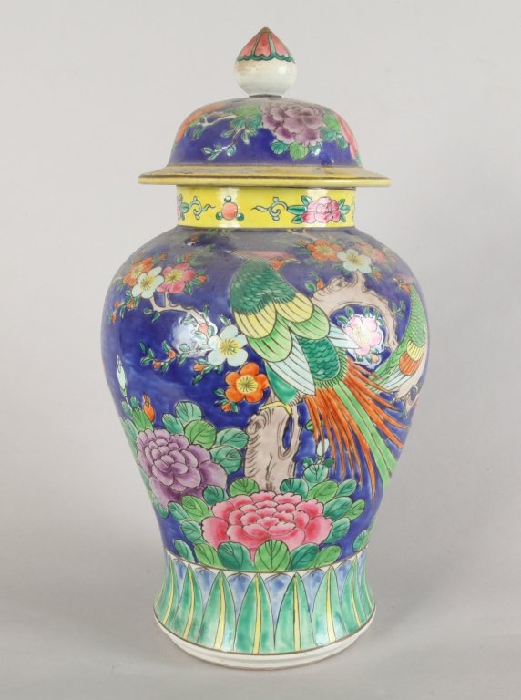 Vaso con coperchio decorato a fiori su fondo blu,: Vaso con coperchio decorato a fiori su fondo blu, Cina sec.XX h.cm.36