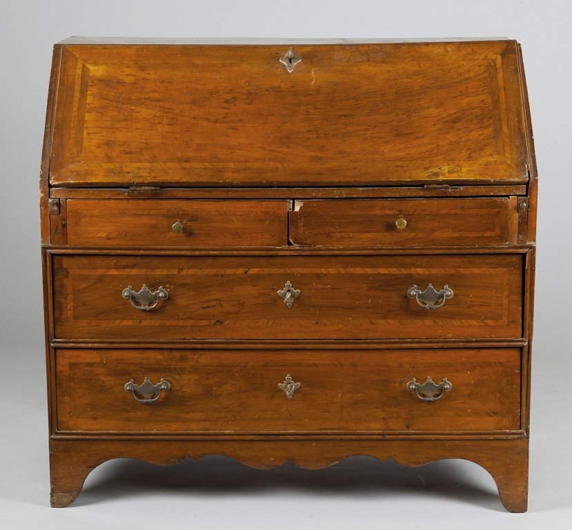 Ribalta Luigi XIV lastronata in palissandro e: Ribalta Luigi XIV lastronata in palissandro e filettata, due cassetti più due, Genova I metà sec.XVIII cm. 110x50 h. 90