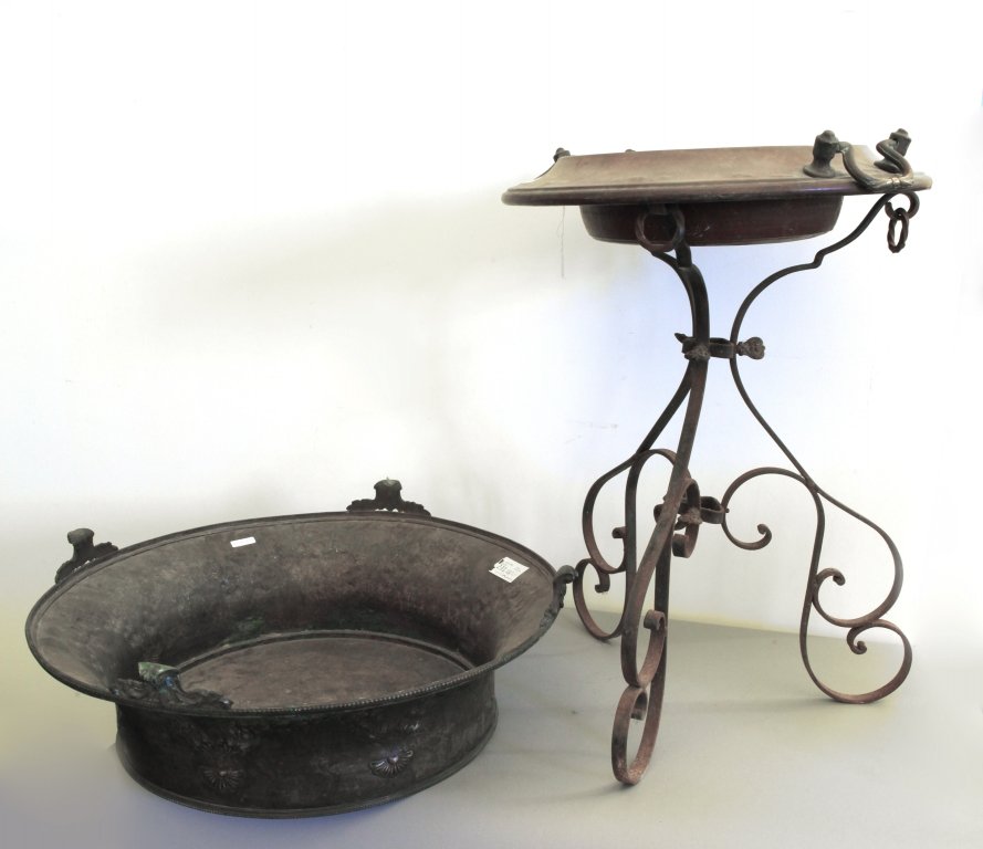 Due bracieri in ferro di cui uno con cavalletto: Due bracieri in ferro di cui uno con cavalletto