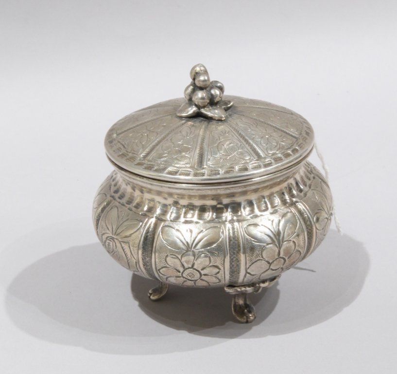 Zuccheriera in argento di forma rotonda sbalzata: Zuccheriera in argento di forma rotonda sbalzata con fiori cm.10xh.11