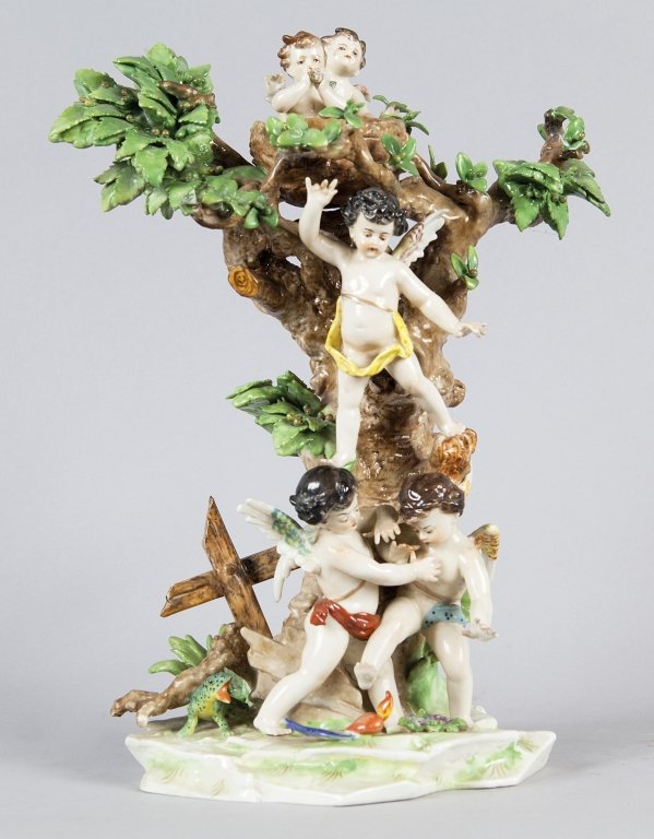 Putti in cima ad un albero, gruppo in porcellana: Putti in cima ad un albero, gruppo in porcellana policroma h.cm.28