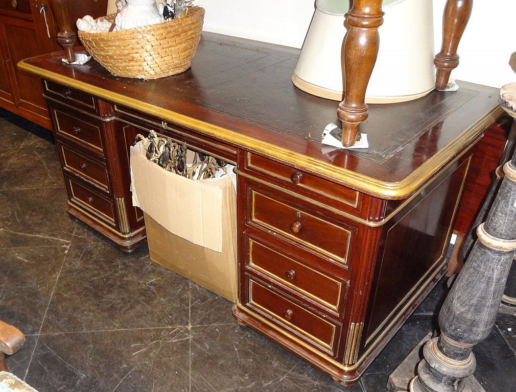 Scrittoio in mogano con decorazioni in bronzo: Scrittoio in mogano con decorazioni in bronzo dorato, Francia sec.XIX cm. 165x84 h. 81