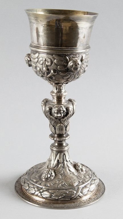 OGGETTISTICA (-) Calice in argento finemente: OGGETTISTICA (-) Calice in argento finemente sbalzato con teste di angeli in rilievo, sec. XVIII h. cm.24