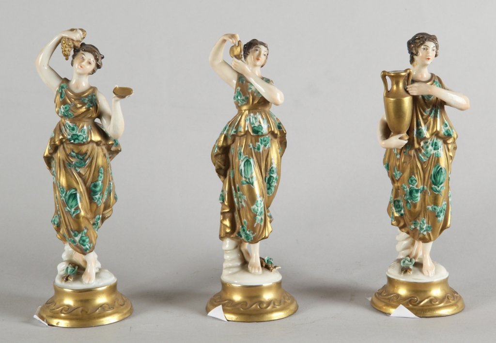 Tre vestali in porcellana di: Tre vestali in porcellana di Capodimonte h.cm.16